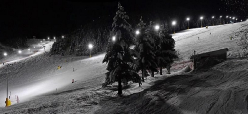 Parte la stagione dello sci in notturna sul Monte Bondone: pronti a illuminare le piste 64 torri faro con 220 corpi